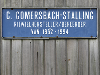 905512 Afbeelding van het metalen herinneringsbord 'C. GOMERSBACH-STALLING', op de buurtstalling tussen de panden ...